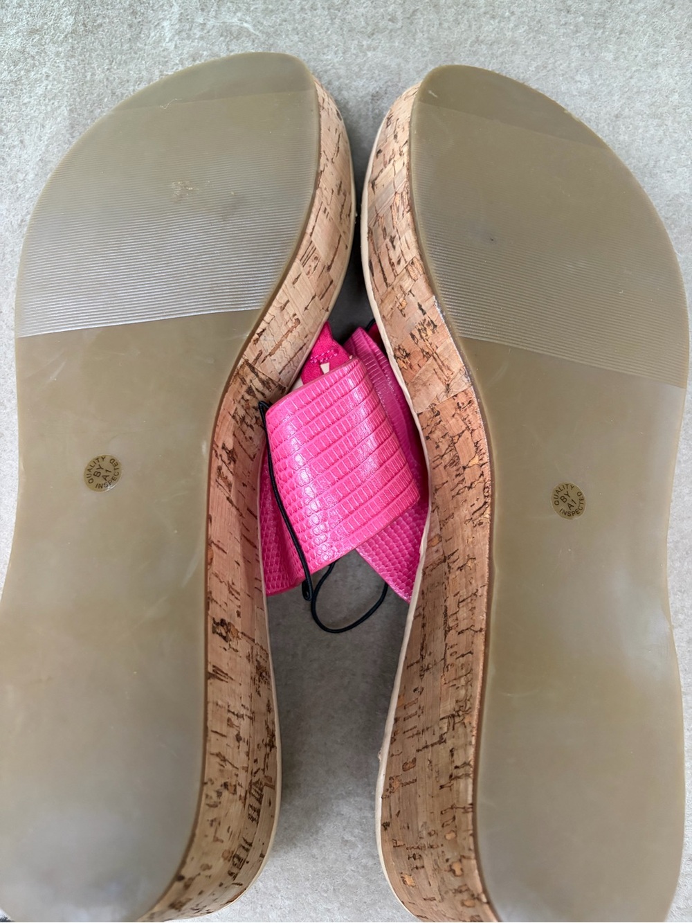 Liz Claiborne Pink Leather Thong Sandals with Gold Accents - Picture 6 of 6